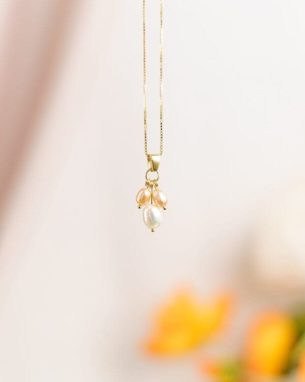 Kaulakoru kultaisella ketjulla ja makeanvedenhelmillä
