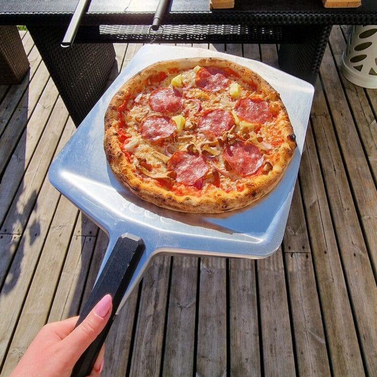 Kuvassa valmis herkullinen pizza pizzalapiossa