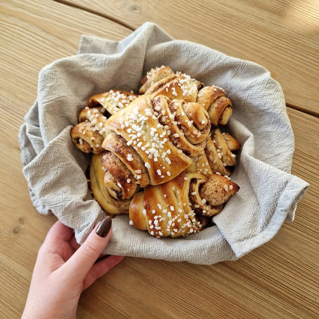 Kuvassa astiassa herkkullisen näköisiä korvapuusteja