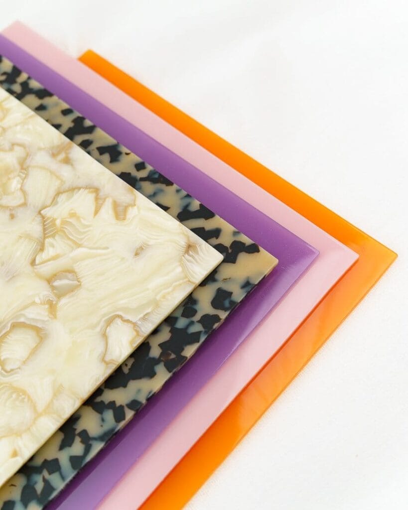 Kuvassa selluloosa-asetaattilevyjä viisi erilaista limittäin